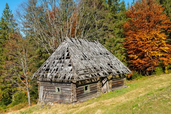 Beautiful Wooden House Fall Peak Season Mountains — Stock Photo, Image