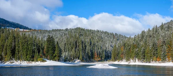 The first snow on a lake in a mountain forest — Stock Photo, Image