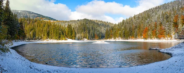 Der erste Schnee auf einem See im Bergwald — Stockfoto