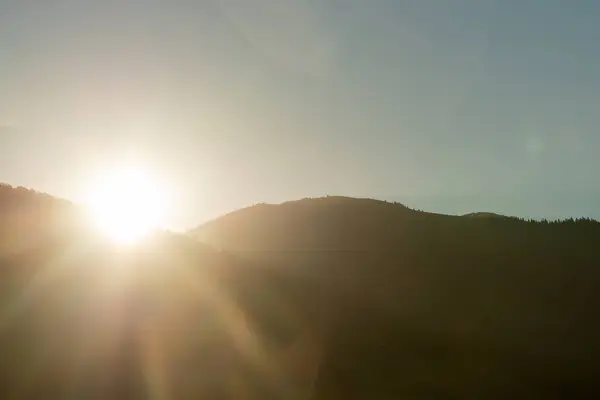 Sunny autumn mountain scene with sun ray — Stock Photo, Image