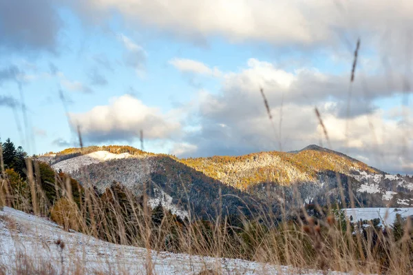 Paisagem com a primeira neve em uma montanha — Fotografia de Stock