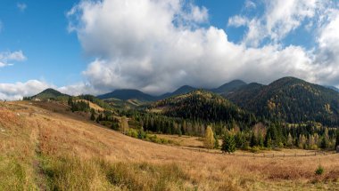 Mavili üzerinde renkli gün batımıyla inanılmaz bir dağ manzarası.
