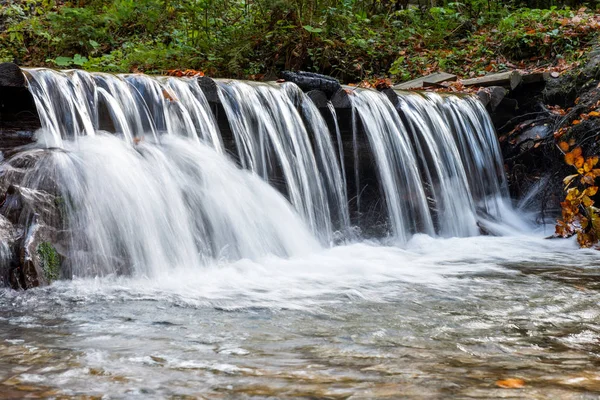 Farbenfroher majestätischer Wasserfall im herbstlichen Wald — Stockfoto