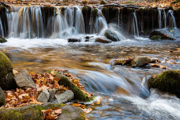 Cascata maestosa colorata nella foresta autunnale — Foto Stock