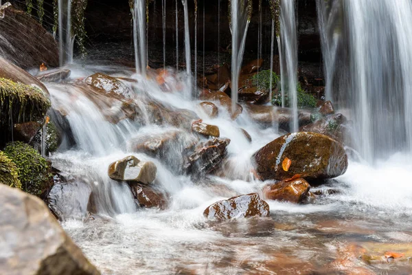 Färgglada majestätiska vattenfall i höstskogen — Stockfoto