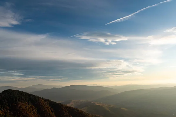 Güzel gün batımı ve katmanlı dağ siluetleri. — Stok fotoğraf