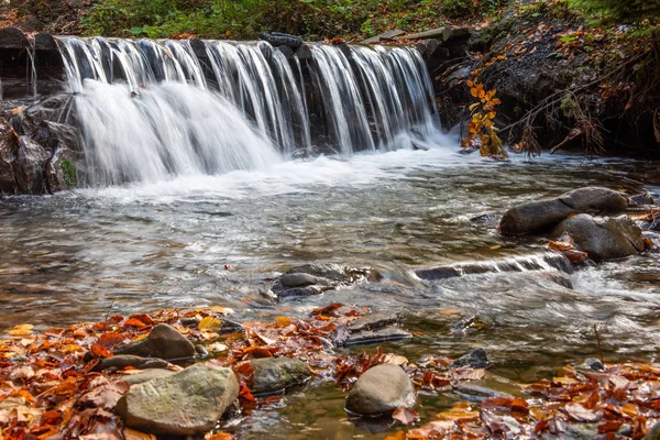 Cachoeira majestosa colorida na floresta de outono — Fotografia de Stock