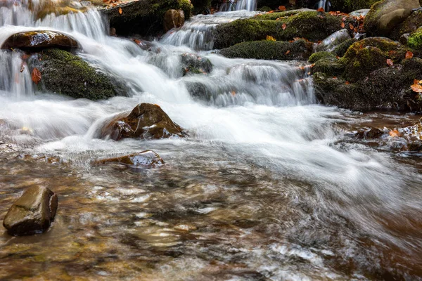 Farbenfroher majestätischer Wasserfall im herbstlichen Wald — Stockfoto