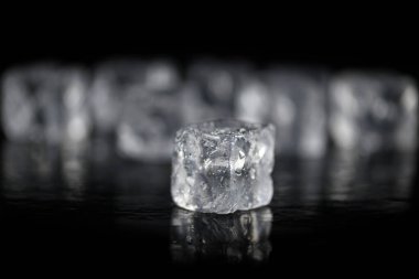 Buz küplerinin karesi. Siyah zeminde temiz su damlaları var.