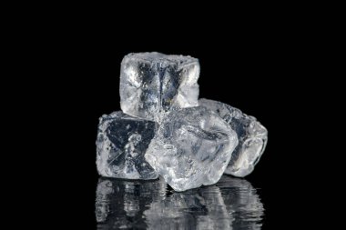 Buz küplerinin karesi. Siyah zeminde temiz su damlaları var.