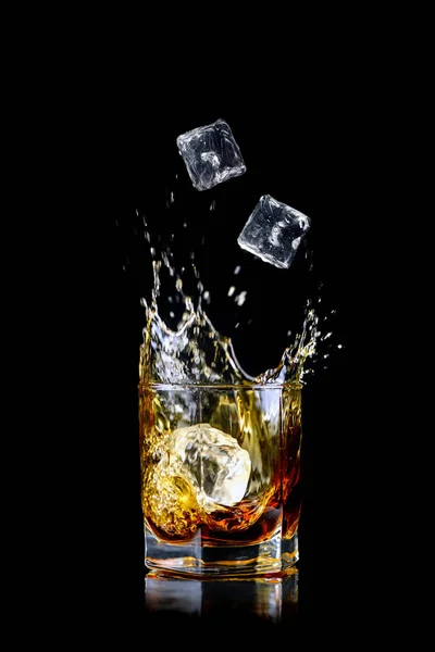 Glas Spritzender Whiskey Oder Anderer Alkohol Mit Eiswürfel Isoliert Auf — Stockfoto