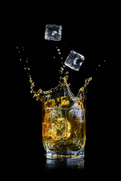 Glas Spritzender Whiskey Oder Anderer Alkohol Mit Eiswürfel Isoliert Auf — Stockfoto