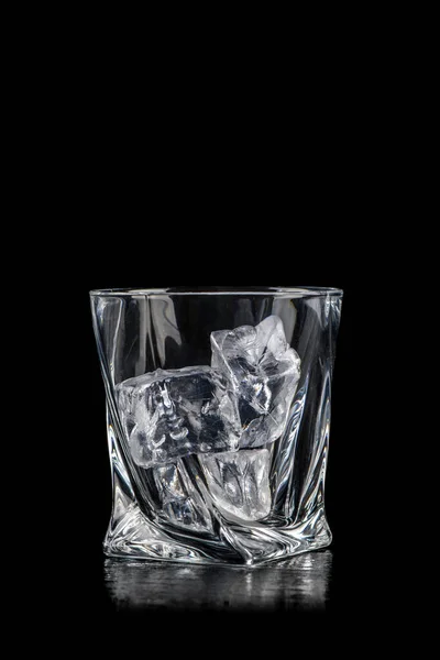 黒を背景に黒氷とアルコール飲料のためのガラス — ストック写真