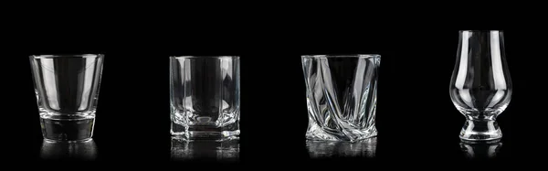 黒を背景にアルコール飲料用の4つの空のガラスのセット — ストック写真
