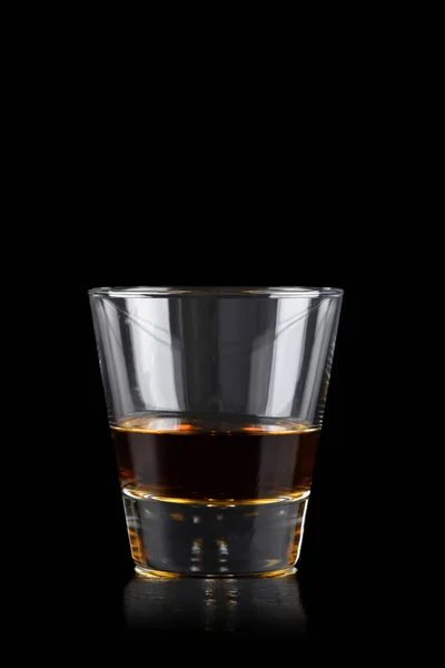 黒を基調としたウイスキーやその他のアルコールのグラス — ストック写真