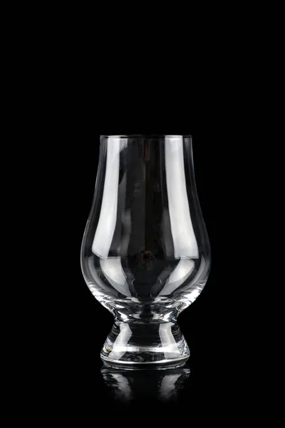 黒を背景にアルコール飲料用の空のガラス — ストック写真