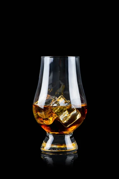 Glas Whisky Oder Anderer Alkohol Mit Würfeleis Auf Schwarzem Hintergrund — Stockfoto