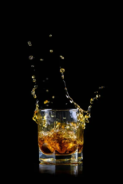 Copo Whisky Salpicado Outro Álcool Com Cubo Gelo Isolado Sobre — Fotografia de Stock