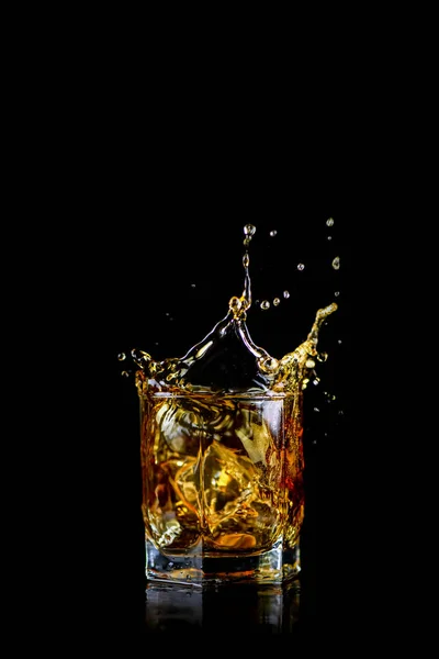 Bicchiere Whisky Spruzzante Altro Alcool Con Cubetto Ghiaccio Isolato Fondo — Foto Stock