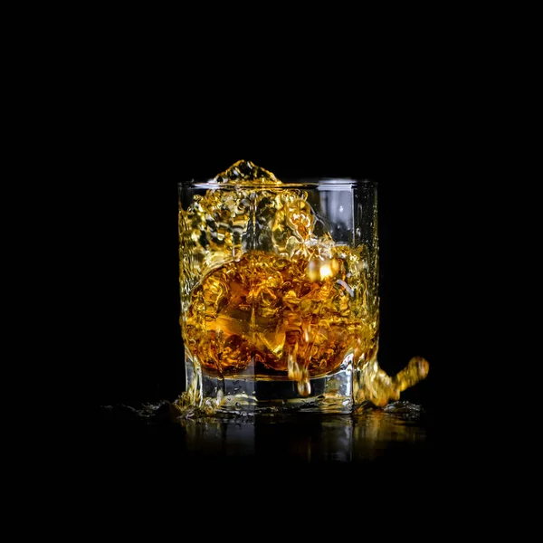 Verre Éclaboussures Whisky Autres Alcools Avec Glaçon Isolé Sur Fond — Photo