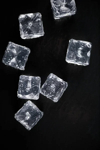 Cubos Gelo Quadrado Com Gotas Água Limpa Sobre Fundo Preto — Fotografia de Stock