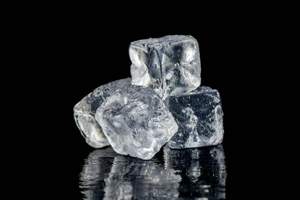 Cubos Gelo Quadrado Com Gotas Água Limpa Sobre Fundo Preto — Fotografia de Stock