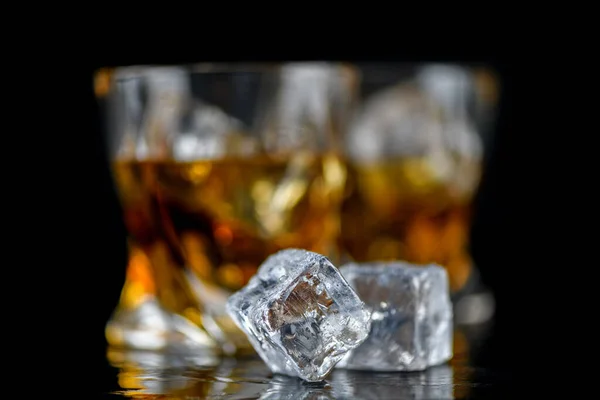 Bir Bardak Viski Siyah Arka Planda Buz Küplü Diğer Alkoller — Stok fotoğraf