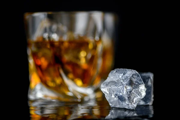Vaso Whisky Otro Alcohol Con Hielo Cúbico Sobre Fondo Negro —  Fotos de Stock