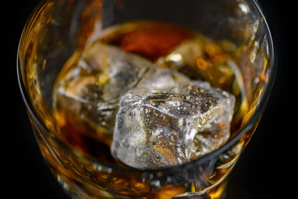 Sklenice Whisky Nebo Jiného Alkoholu Krychlovým Ledem Černém Pozadí — Stock fotografie