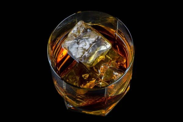Vaso Whisky Otro Alcohol Con Hielo Cúbico Sobre Fondo Negro — Foto de Stock