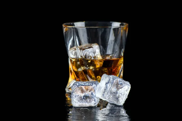 Glas Whisky Oder Anderer Alkohol Mit Würfeleis Auf Schwarzem Hintergrund — Stockfoto