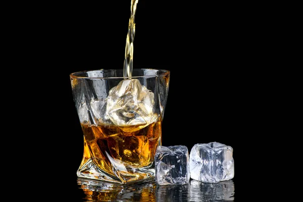 Verre Whisky Autre Alcool Avec Glace Cubique Sur Fond Noir — Photo