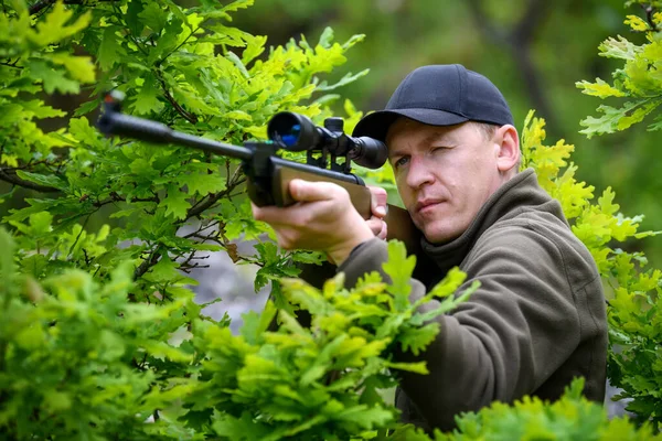 Nära Man Med Pistol Jaktperioden Hunter Kamouflage Kläder Natur Bakgrund — Stockfoto