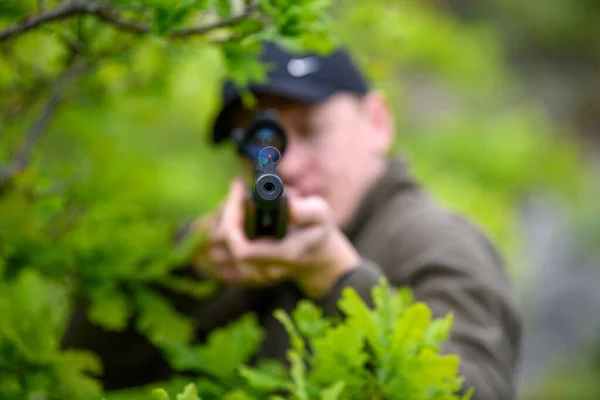 Nära Man Med Pistol Jaktperioden Hunter Kamouflage Kläder Natur Bakgrund — Stockfoto