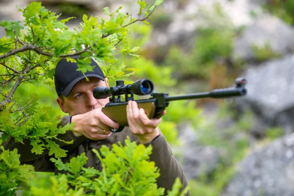 Hombre Cercano Con Arma Período Caza Hunter Camuflaje Ropa Naturaleza — Foto de Stock