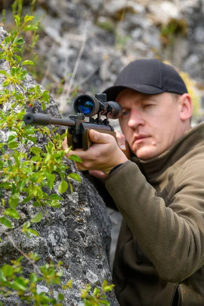 Nära Man Med Pistol Jaktperioden Hunter Kamouflage Kläder Natur Bakgrund — Stockfoto