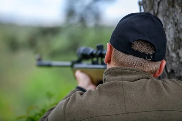 Uomo Vicino Con Una Pistola Nel Periodo Caccia Cacciatore Abiti — Foto Stock