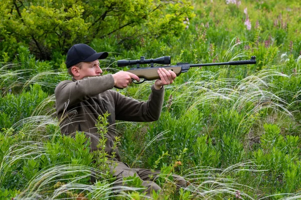 Hombre Cercano Con Arma Período Caza Hunter Camuflaje Ropa Naturaleza — Foto de Stock