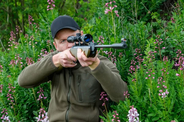 Nära Man Med Pistol Jaktperioden Hunter Kamouflage Kläder Natur Bakgrund — Stockfoto