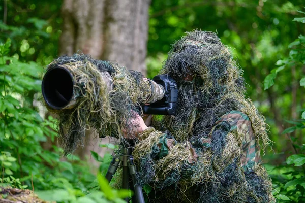 Fotógrafo Vida Selvagem Verão Ghillie Camuflagem Terno Trabalhando Natureza — Fotografia de Stock