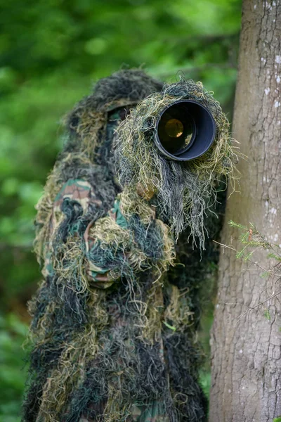 Fotógrafo Vida Selvagem Verão Ghillie Camuflagem Terno Trabalhando Natureza — Fotografia de Stock