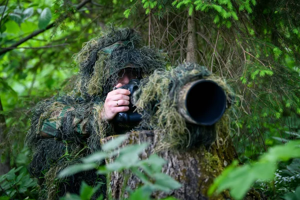 Fotógrafo Vida Selvagem Verão Ghillie Camuflagem Terno Trabalhando Natureza — Fotografia de Stock