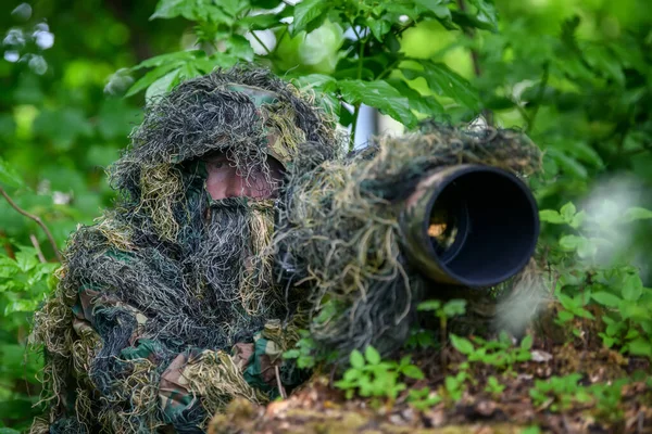 Wildlife Fotograf Sommerlichen Ghillie Tarnanzug Bei Der Arbeit Freier Wildbahn — Stockfoto