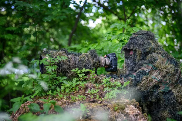 Fotógrafo Vida Silvestre Traje Camuflaje Ghillie Verano Trabajando Naturaleza — Foto de Stock