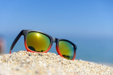 Aynalı güneş gözlükleri deniz yansıması ile kumsala yakın.