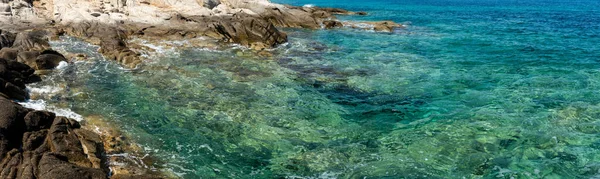 Красивый Пейзаж Морем Скала Голубом Небе — стоковое фото