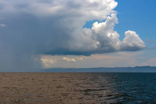 Ηρεμία Τροπική Θάλασσα Κάτω Από Σκοτεινά Σύννεφα Καταιγίδας Στον Ορίζοντα — Φωτογραφία Αρχείου