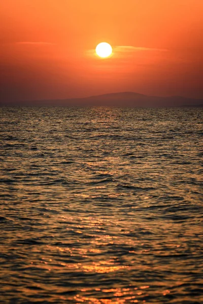 Büyük Sarı Güneşli Parlak Gün Batımı Deniz Yüzeyi — Stok fotoğraf