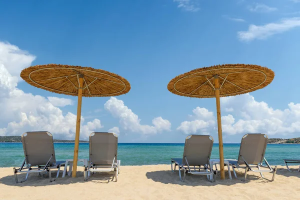 Strandstolar Med Paraply Med Blå Himmel Tropisk Strand — Stockfoto