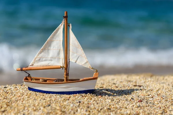 热带沙滩和帆船玩具的图像 夏季概念 — 图库照片